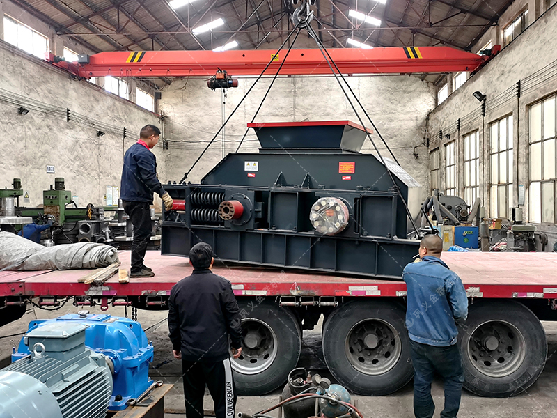 大型半自動(dòng)液壓對輥破碎機(jī)發(fā)貨 破碎瓜米石