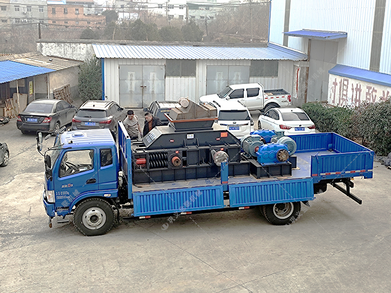 2PG1208大型對(duì)輥破碎機(jī)發(fā)貨 破碎瓜子石 2PG1208大型對(duì)輥破碎機(jī)發(fā)貨 破碎瓜子石