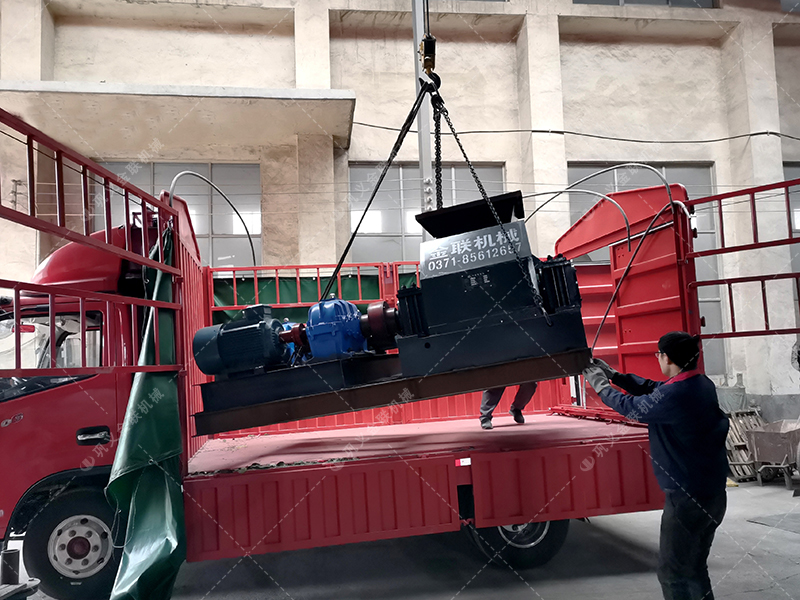 中型半自動液壓對輥破碎機設備發(fā)貨 發(fā)往河南 中型半自動液壓對輥破碎機設備發(fā)貨 發(fā)往河南