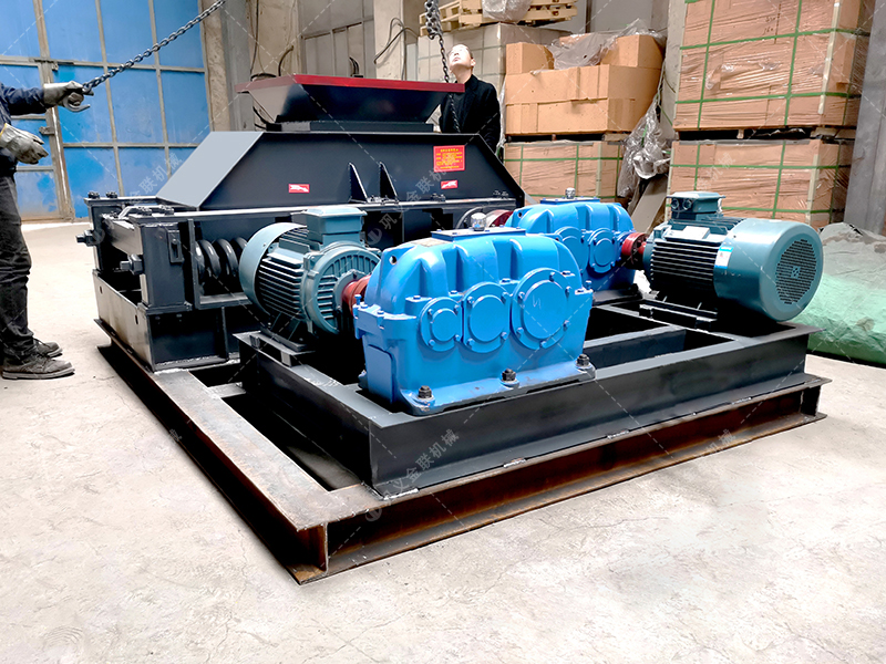 中型半自動液壓對輥破碎機設備發(fā)貨 發(fā)往河南 中型半自動液壓對輥破碎機設備發(fā)貨 發(fā)往河南