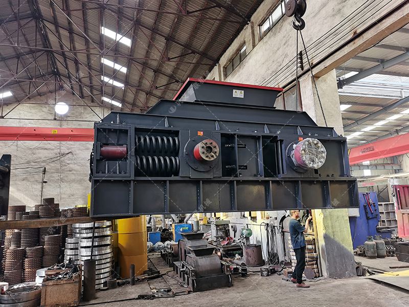 1500x1000型對輥制砂機 大型制砂機發(fā)往內(nèi)蒙古