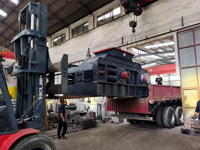 1500x1000型對輥制砂機 大型制砂機發(fā)往內(nèi)蒙古