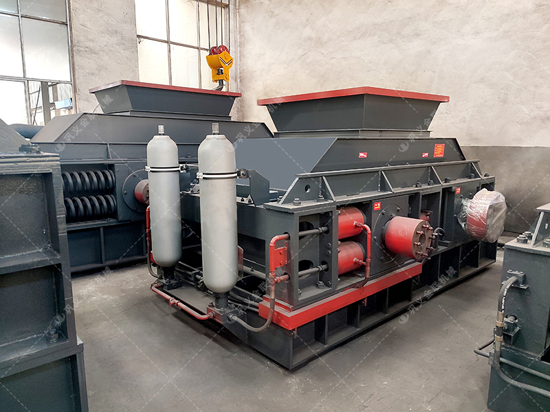 2PG1208大型液壓對(duì)輥破碎機(jī)發(fā)往甘肅