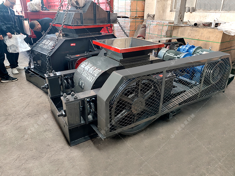 兩臺小型對輥破碎機發(fā)貨圖片_發(fā)往廣東廣西_破碎石英砂 兩臺小型對輥破碎機發(fā)貨圖片_發(fā)往廣東廣西_破碎石英砂