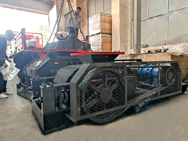 兩臺小型對輥破碎機發(fā)貨圖片_發(fā)往廣東廣西_破碎石英砂 兩臺小型對輥破碎機發(fā)貨圖片_發(fā)往廣東廣西_破碎石英砂