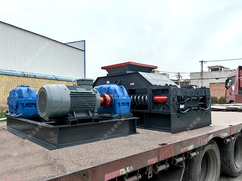 800x600型對(duì)輥破碎機(jī)發(fā)貨 破碎河卵石 800x600型對(duì)輥破碎機(jī)發(fā)貨 破碎河卵石