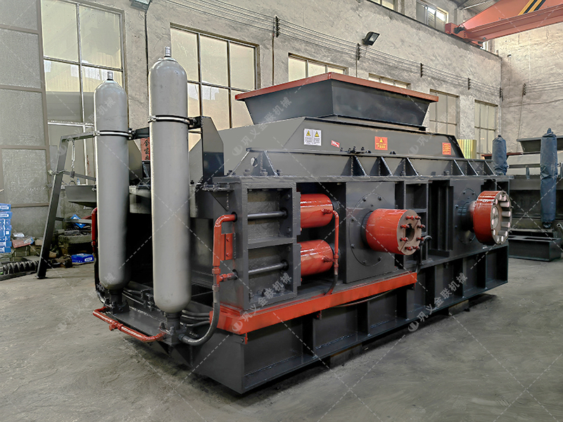 重型液壓對輥制砂機穩(wěn)定輸出，為大型工程保駕護航