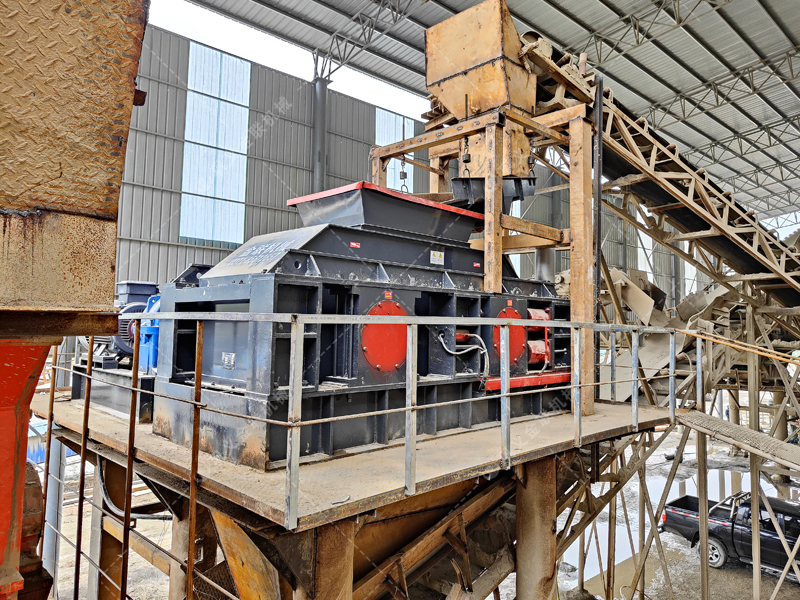 重型液壓對輥制砂機穩(wěn)定輸出，為大型工程保駕護航