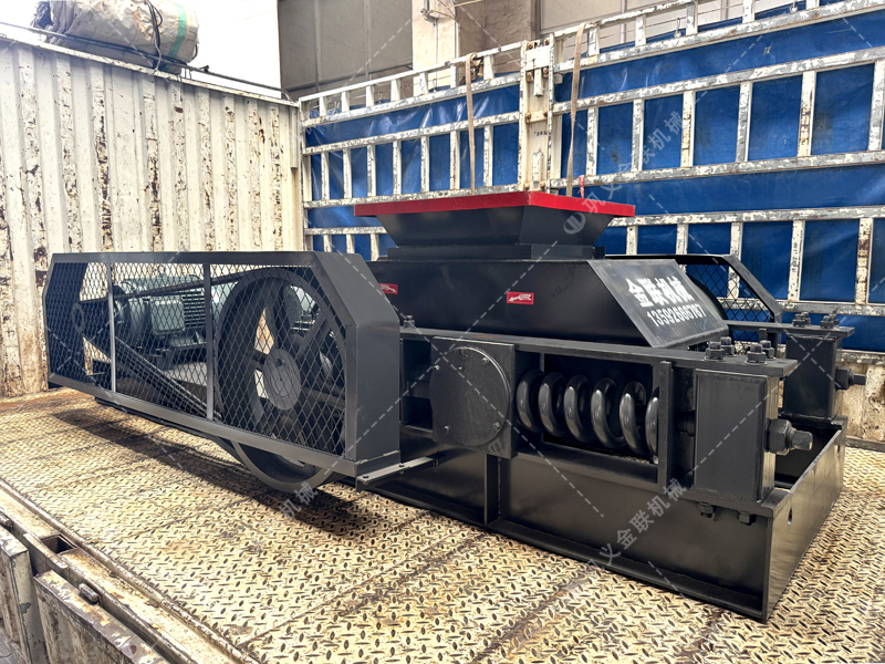 高碳硅鐵特別脆？防過粉碎雙齒輥有何特殊設(shè)計？